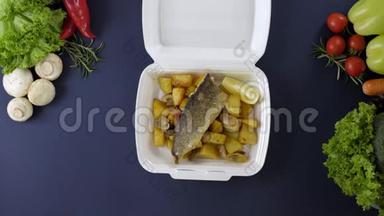 用发泡胶盒包装外卖食品.. 带鱼和土豆的新鲜外卖套餐